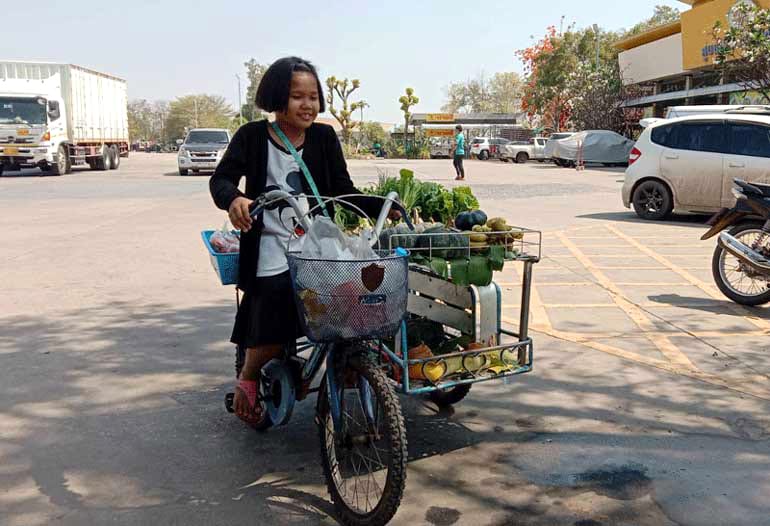 Een ondernemer in de dop: Charmante 10-jarige verdient 400 baht per dag in Korat!