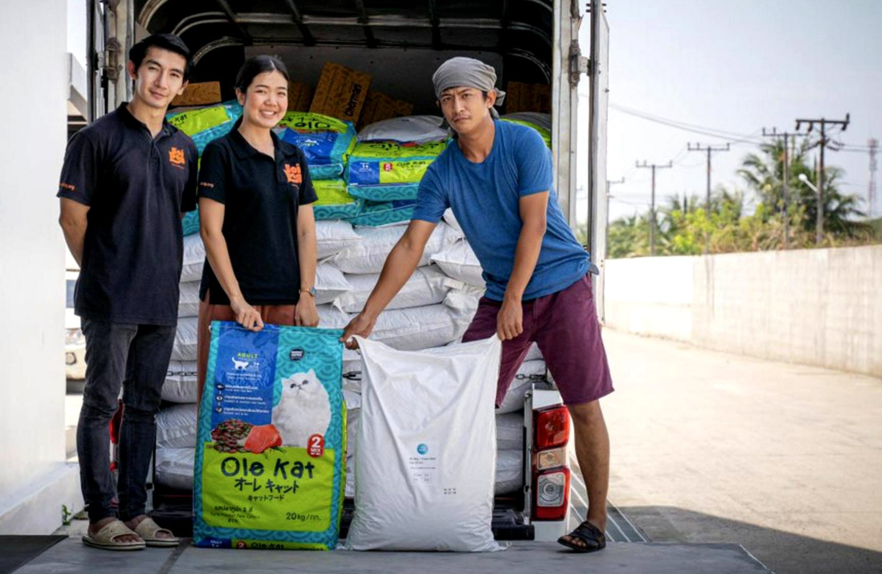 Zijne Majesteit de Koning schenkt 2 ton voer aan Soi Dog Foundation