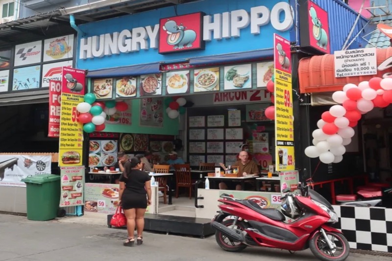 Gepensioneerde expats houden hun toko in de badplaats Pattaya draaiende