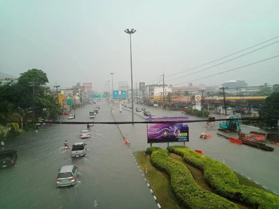 Enkele fotomomentjes na de urenlange stortbui in Pattaya, welke kustplaats in het water deed drijven