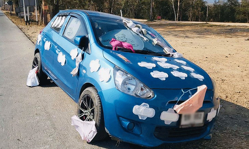 Een boodschap voor bedriegende echtgenoot – vrouw beplakt auto met slipjes, beha’s en maandverband!