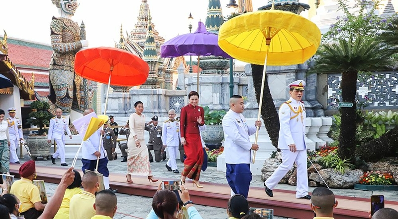 Hunne Majesteiten maakte gisteren hun verdiensten op Makha Bucha dag in de hoofdstad Bangkok