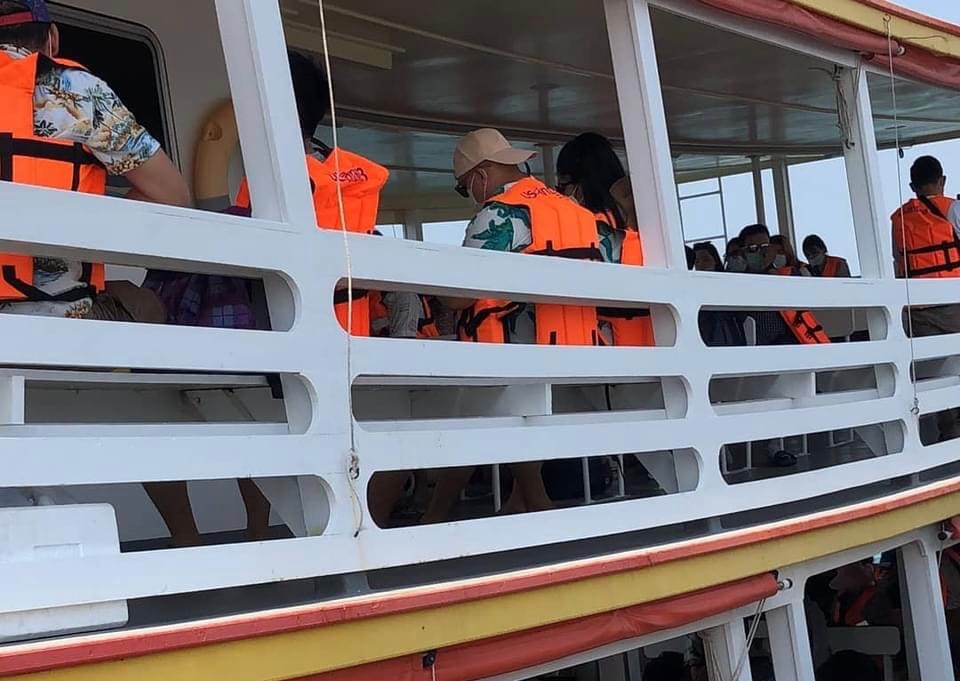 VIDEO | Meer dan 10.000 binnenlandse toeristen kwamen gisteren op de eerste dag van het vakantieweekend naar Koh Larn