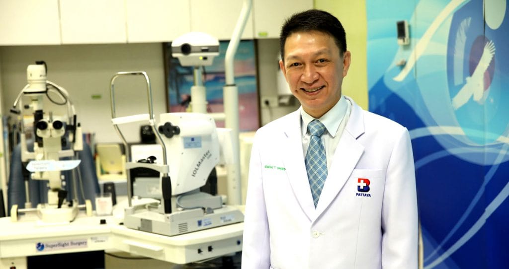 Super oogheelkundig chirurg Dr. Somchai en zijn SuperSight techniek