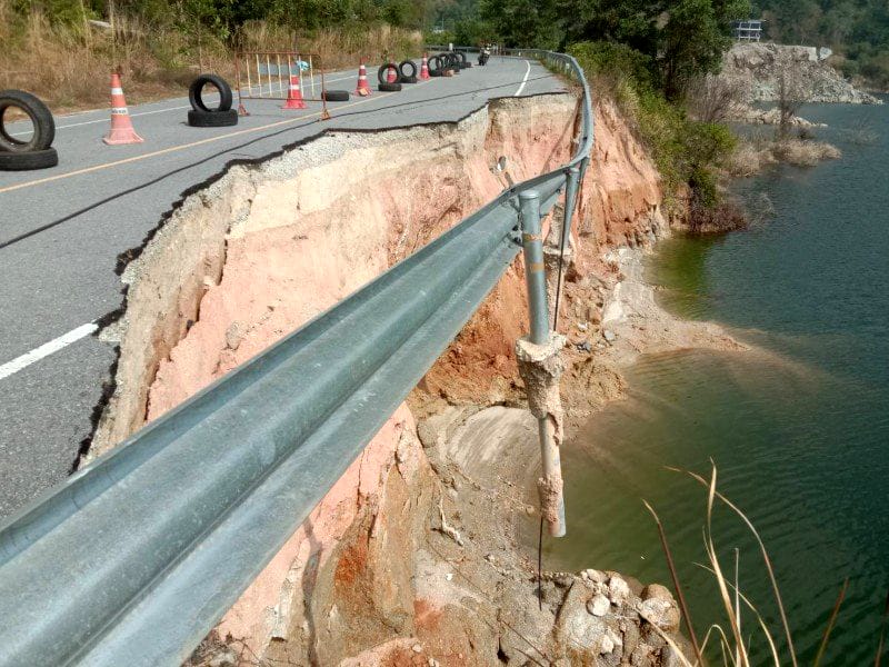 Phuket: deel van weg stort in meer Chalong