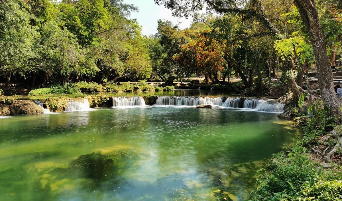 De Chet Sao Noi-watervallen in de provincie Saraburi