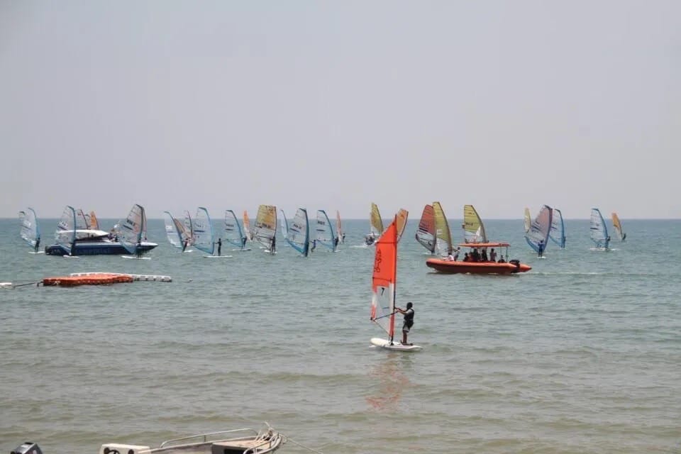 De kustplaats Pattaya zal de komende twee maanden meerdere watersportcompetities op Jomtien Beach gaan houden
