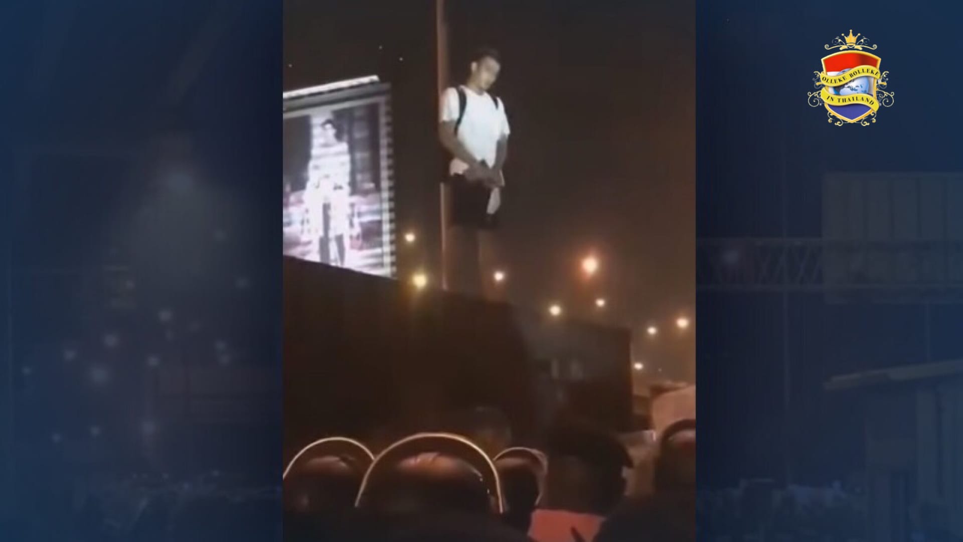 Thaise demonstrant haalt krantenkoppen door tijdens een anti-regeringsdemonstratie op een agent te plassen