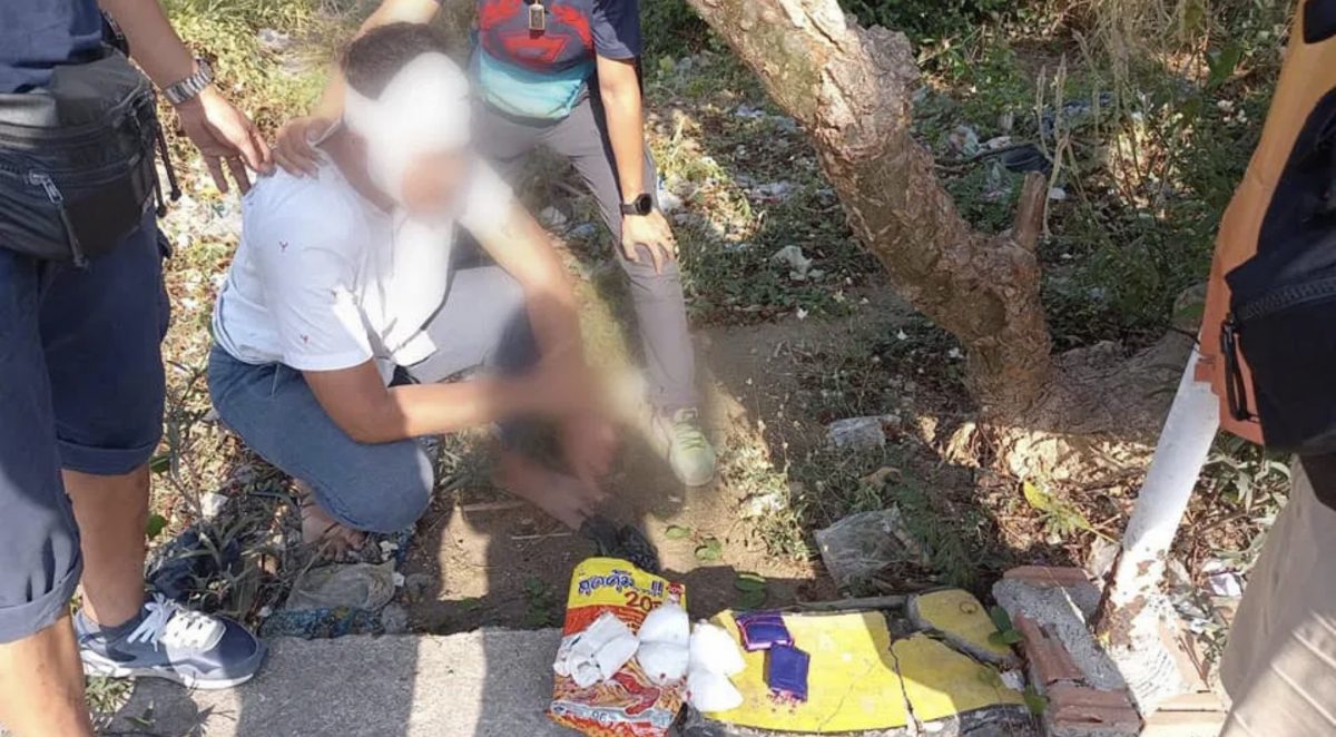 Verdachte drugsdealer in Chonburi gaat er met de motor onderuit, politie vindt 2000 methamfetamine pillen thuis