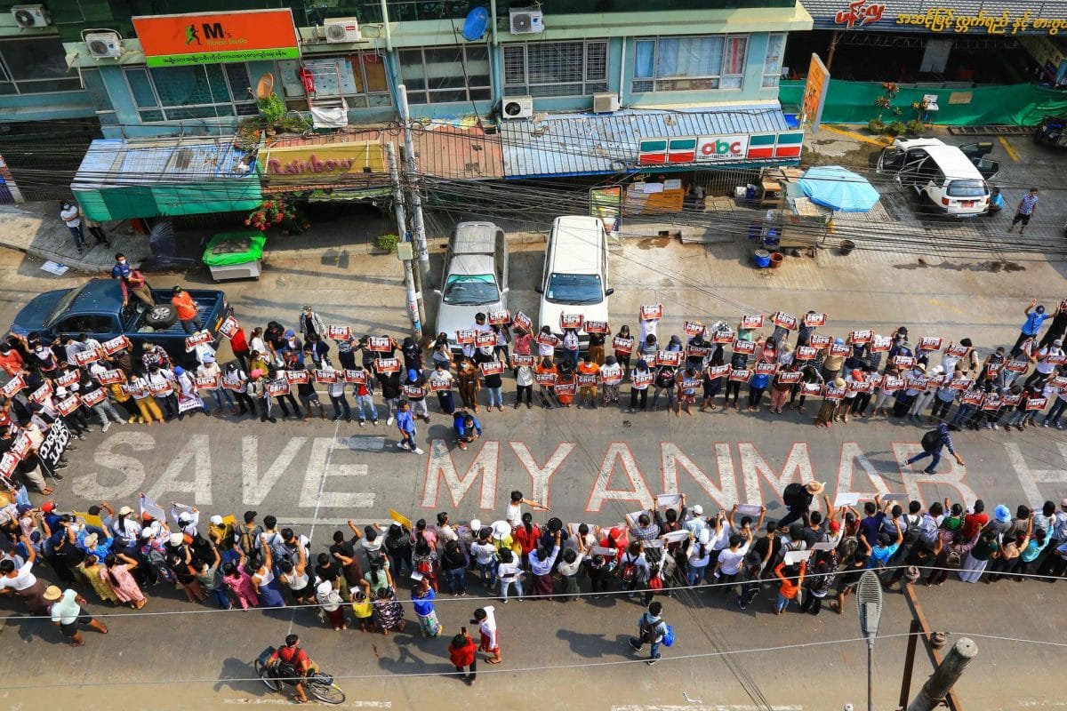 Aan de kant van de Thaise grens proberen ze de doden in Myanmar te tellen