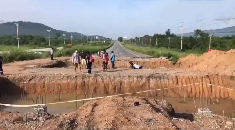 Tweede motorrijder sterft in minder dan twee weken na een val in een naar verluidt ongemarkeerde grote wegenbouwkuil in Chonburi