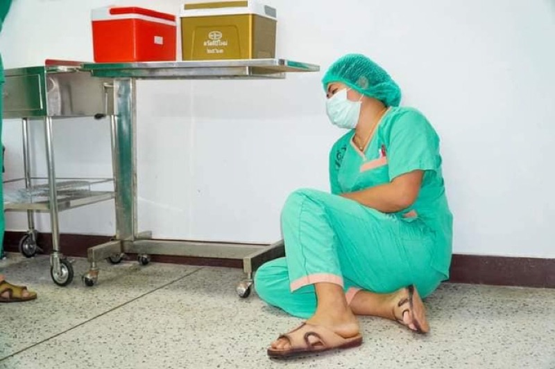 De foto’s van het uitgeputte medisch personeel gaan in Thailand viraal en krijgen overweldigende steun