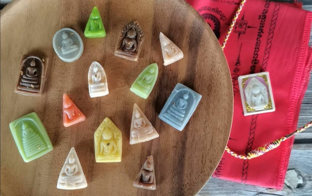 Thaise snoepwinkel krijgt gemengde beoordelingen over boeddhistische snoepjes in amulet-vorm
