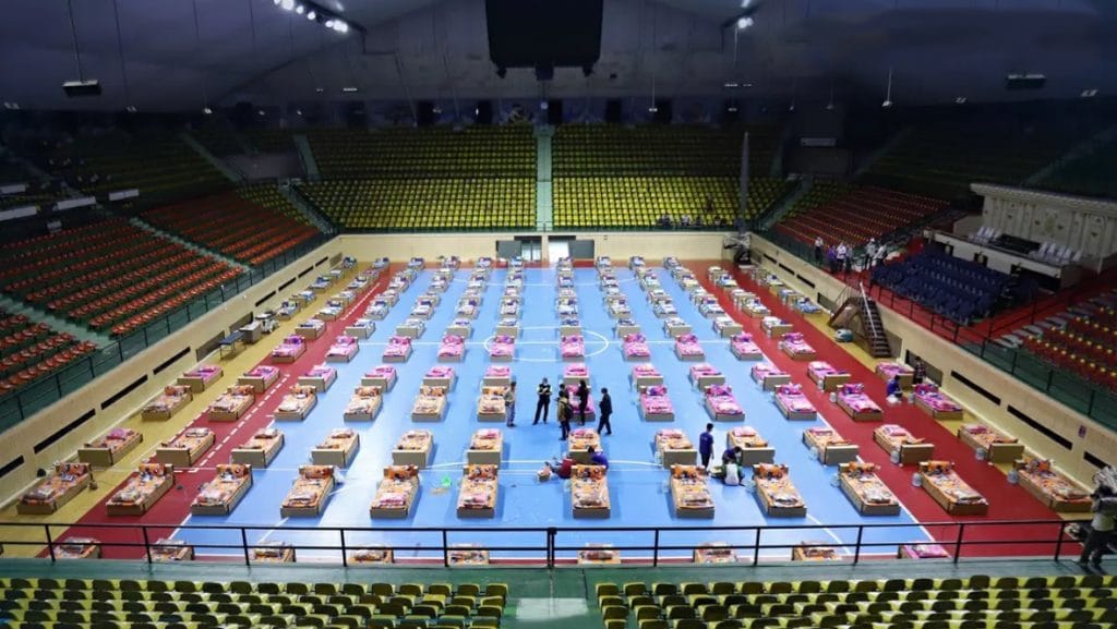 Een deel van Nationale Stadion van Bangkok, is ingericht als veldhospitaal Covid patiënten