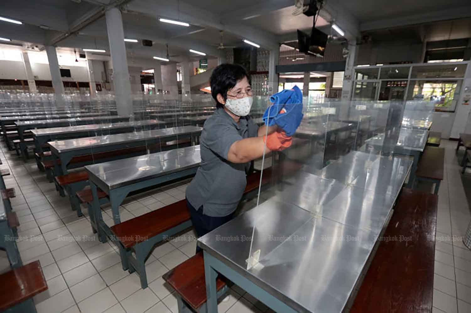 Kortere openingstijden voor restaurants, en sluiting van de scholen op tafel.