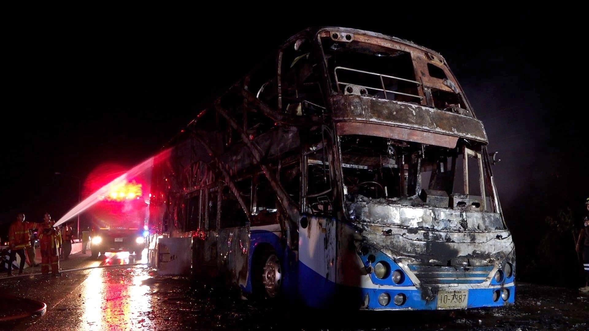 Dubbeldeks bus vat in Khon Kaen vlam: 5 doden, 12 ernstig gewond