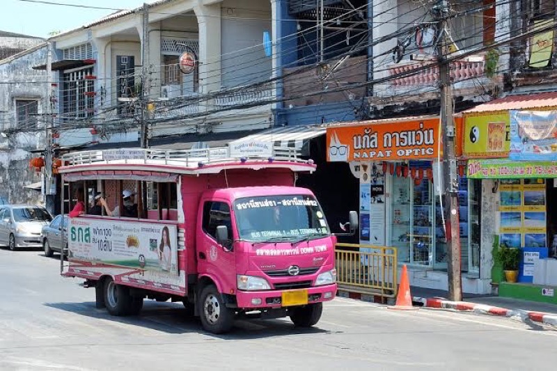 Elektrische bussen vervangen op Phuket de roze Songtaew