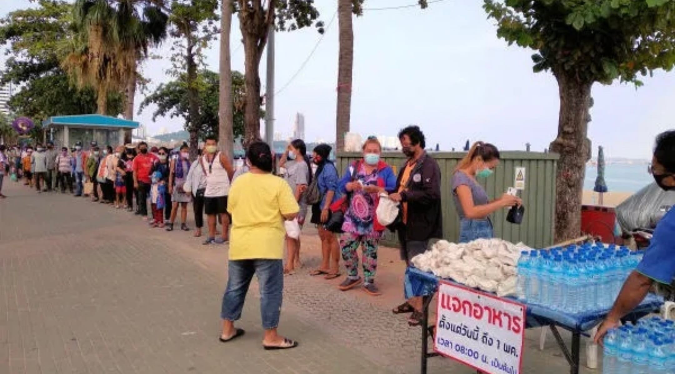 Een groep expats en Thais delen elke dag op Beach Road van Pattaya maaltijden uit om mensen in nood tijdens de Covid19 crisis te helpen