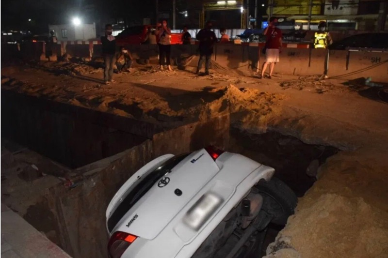 Moeder en zoon ontsnappen aan de dood nadat hun auto in een 3 meter diep gat stort dat voor ondergrondse kabels was gegraven