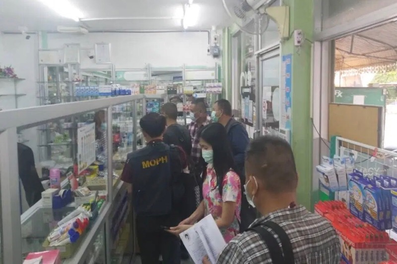 Politie doet inval bij een apotheek in Pattaya wegens verkoop van hoeststroop, de apothekeres werd gearresteerd