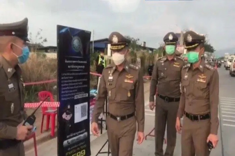 Politie Pattaya blijft hard optreden tegen “sociale” bijeenkomsten, het niet dragen van mondkapjes en het drinken in het openbaar