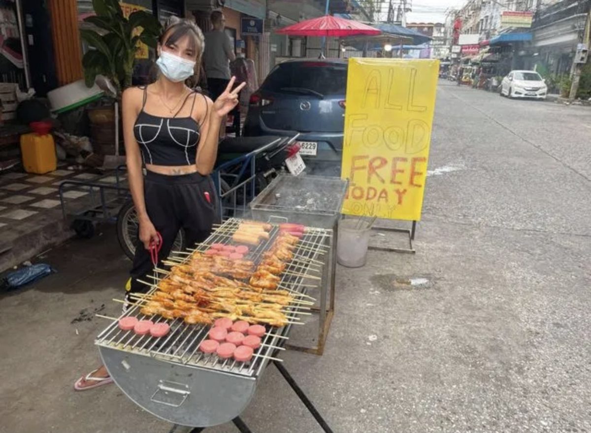 Jonge straatverkoopster geeft gratis maaltijden in Pattaya weg om de behoeftigen door de Covid19 crisis heen te helpen