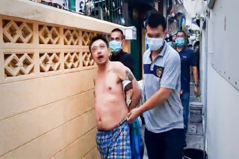 Stoned zijnde man gearresteerd die leden van de Pheu Thai-groep in Bangkok bedreigde
