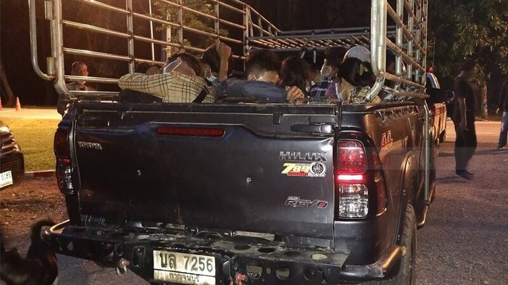 19 migranten uit Myanmar zaten hutje mutje verstopt onder een zeildoek van een pick up truck