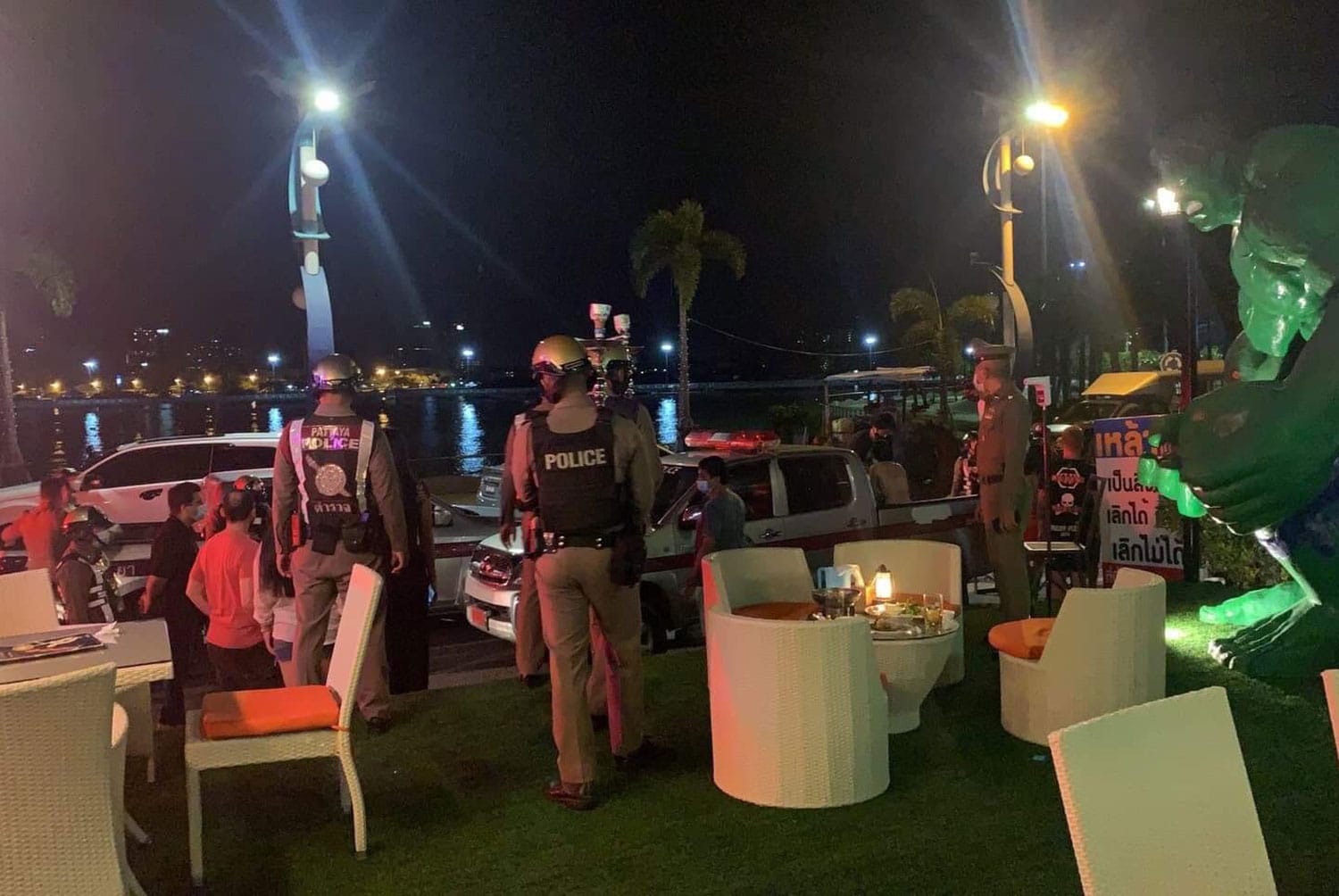 De politie van Pattaya doet een inval in het restaurant Sky Mountain Laem Bali Hai en arresteert 32 Thaise en buitenlandse gasten