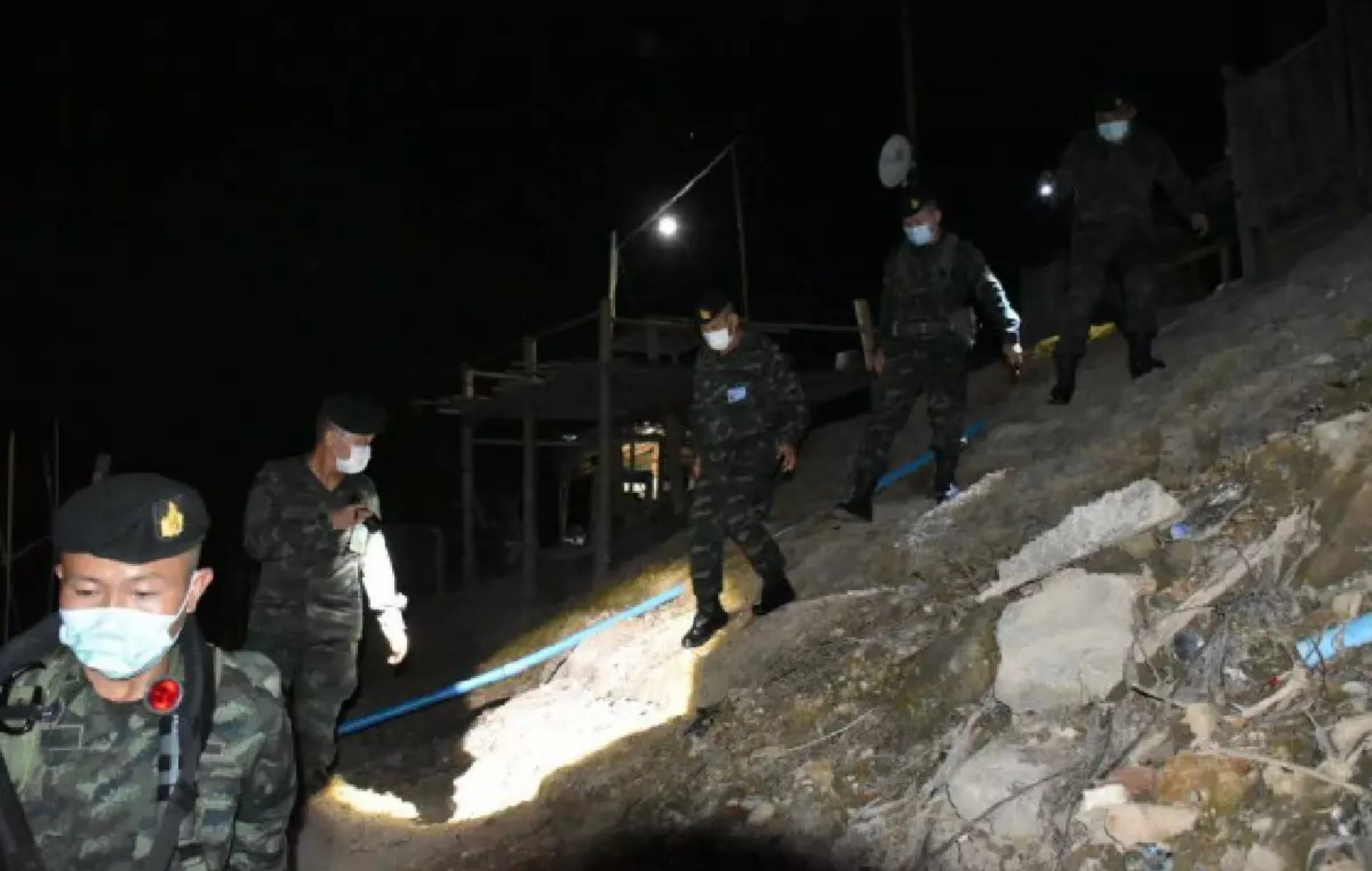 De uitgaansgelegenheden in Myanma gaan weer open, de grenspolitie van Thailand schaalt de paraatheid op