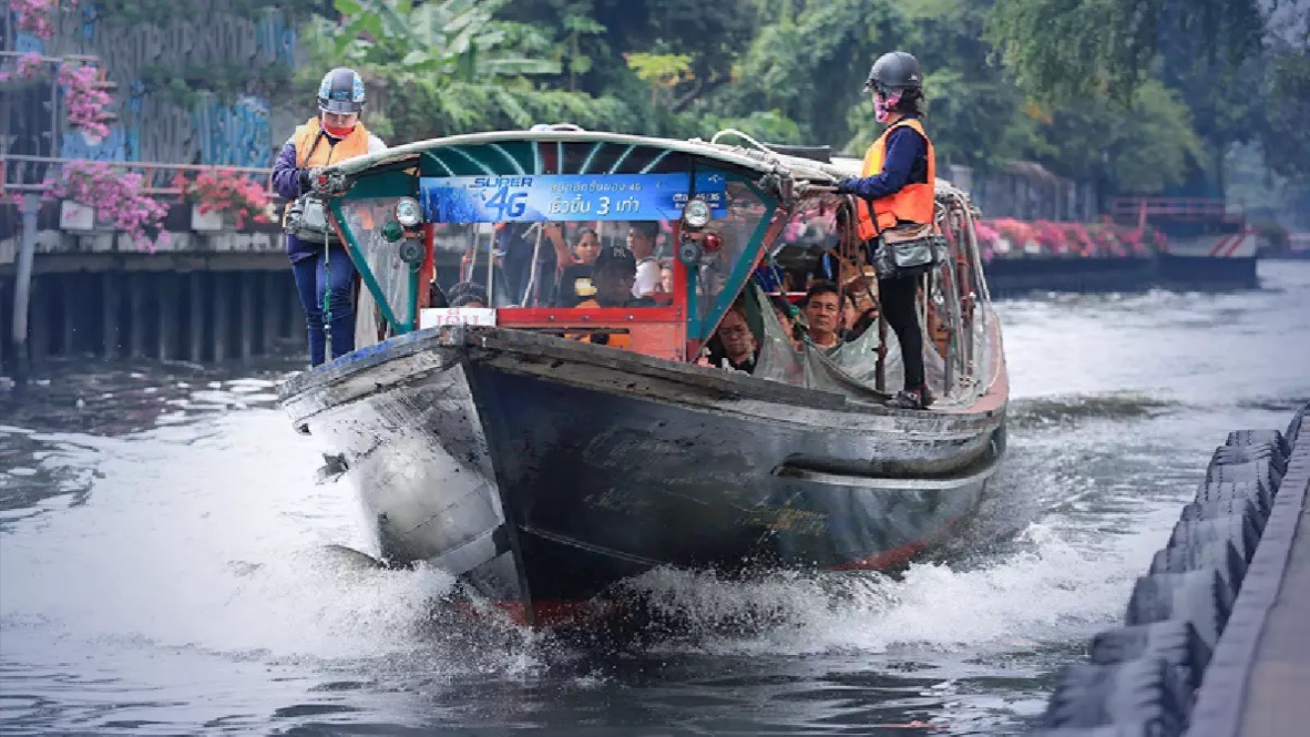 De kanaalboot service Saen Saep in Bangkok vaart frequenter uit angst voor verspreiding van het Corona virus