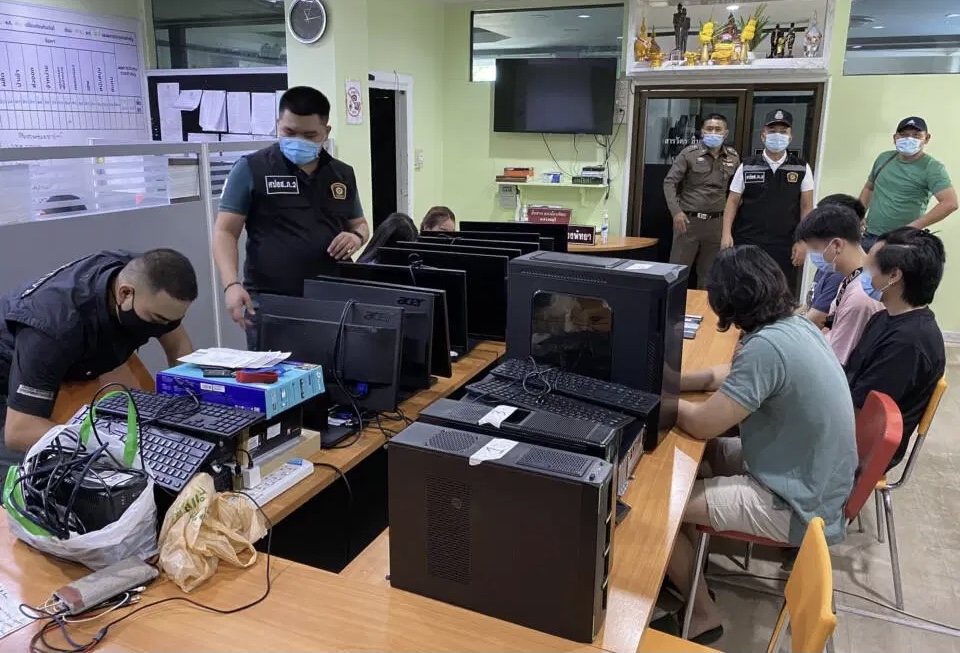 VIDEOCLIP | De cyber-taskforce van de politie Pattaya arresteerde zes verdachten die naar verluidt illegale gokwebsites runnen