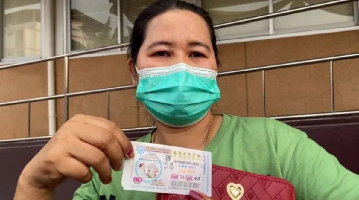 Thaise vrouw in Ban Bueng wint de eerste prijs in de Thaise loterij, 6 miljoen baht