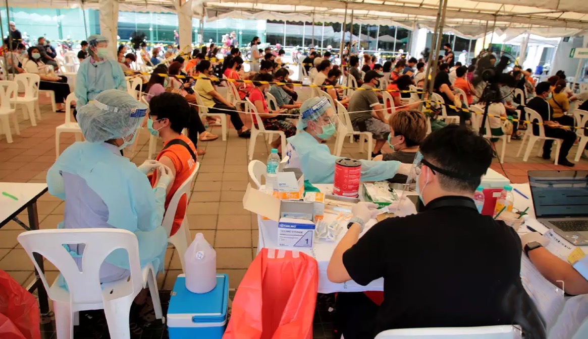 De vaccinatie tegen Klong Toei is opgevoerd tot 3.000 injecties per dag in een race tegen verdere besmetting