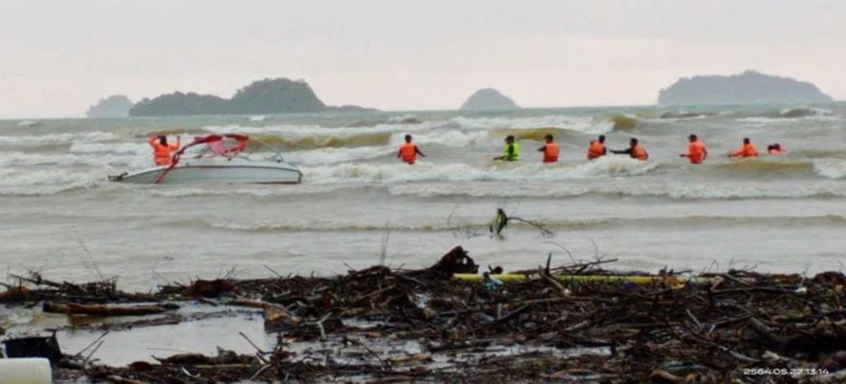 Storm doet een kleine speedboot in de buurt van Koh Chang omslaan, waarna één persoon wordt vermist en één kon worden gered