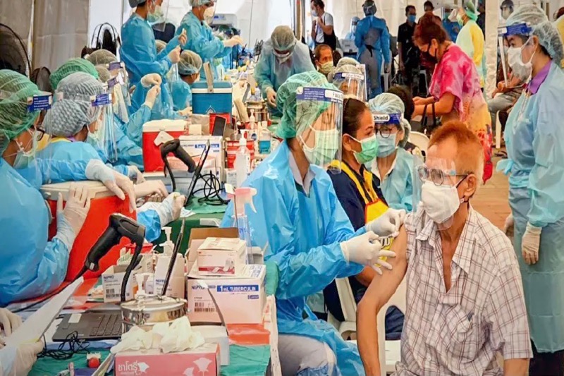Meer dan 5.000 mensen in de sloppenwijk Klong Toei van Bangkok gevaccineerd en meer dan 8.000 mensen getest