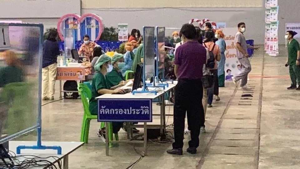 Aantal Covid19 infecties in Chonburi loopt sterk op tot 127 nadat er nieuwe infecties in een fabrieksen migranten arbeiderskamp werden ontdekt