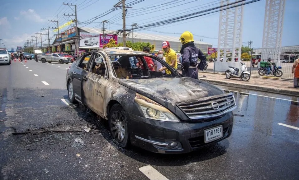 Thaise man claimt één miljoen baht verloren te hebben toen zijn auto in brand vloog in Pattaya, hij was naar verluidt op weg naar de bank