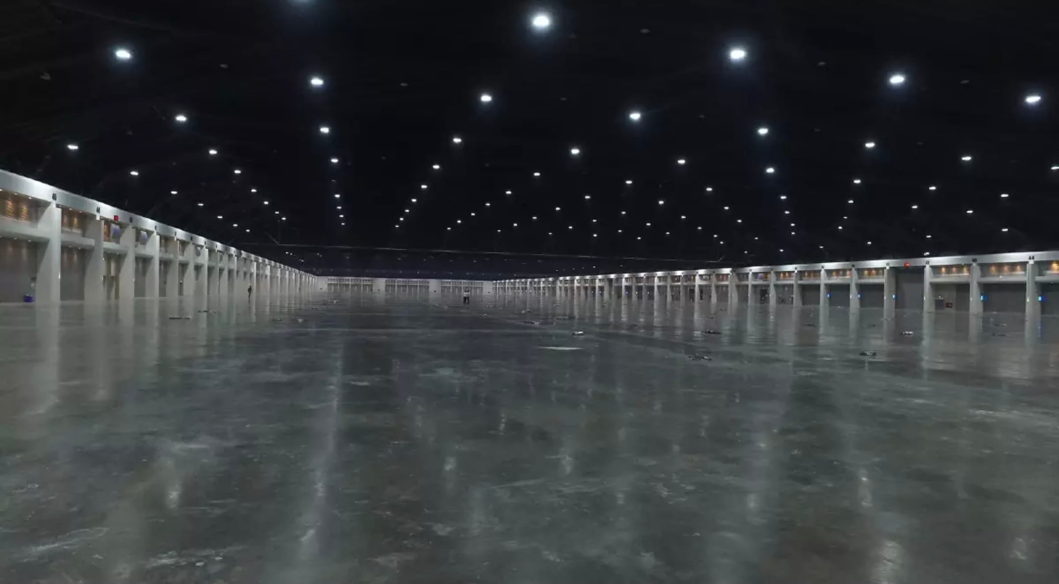 De enorm grote Challenger Hall in Nonthaburi is door Impact Muang Thong Thani aangeboden om als veldhospitaal te dienen