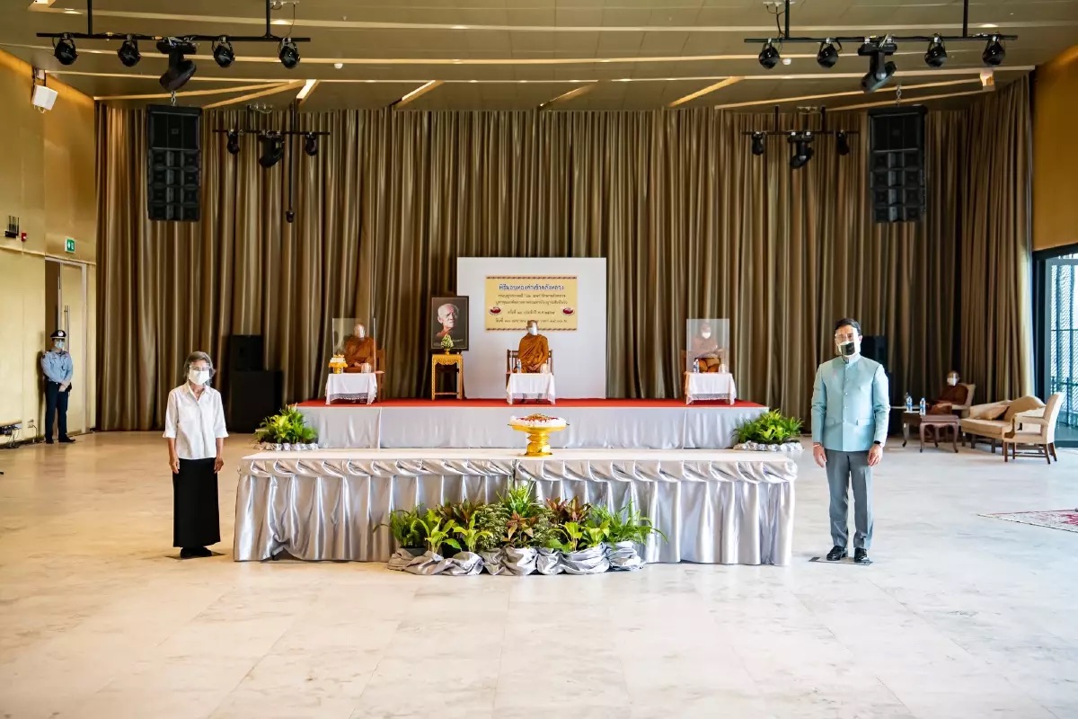 Aanhangers van een gerespecteerde overleden monnik in Rayong doneren voor de 26ste keer goud aan de Thaise staatsbank
