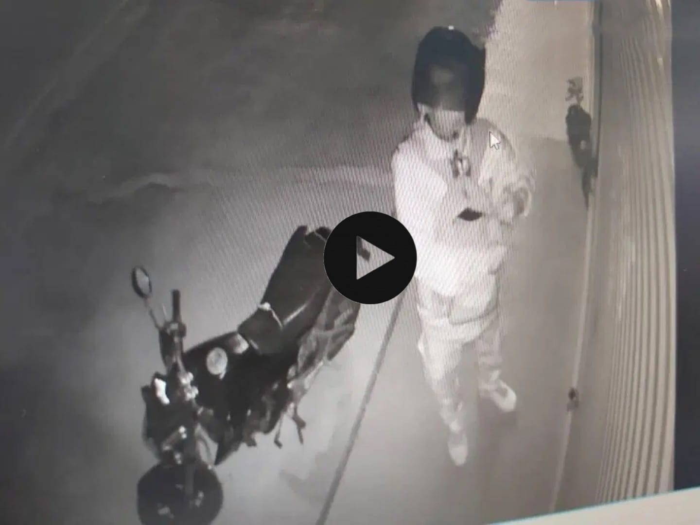 VIDEOCLIP | Politie Pattaya jaagt op een vermeende inbreker die uit een plaatselijke apotheek voor duizenden baht aan medicijnen heeft gestolen