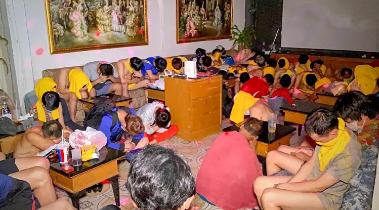 Politie Bangkok valt sauna binnen, 60 medewerkers en bezoekers opgepakt