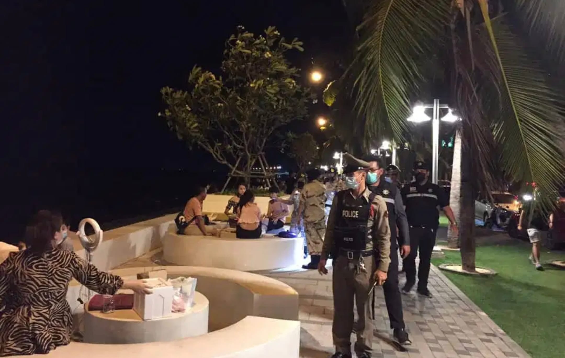 Op strand van Bangsaen blijven de mensen de Covid19 maatregelen overtreden, strandafsluiting dreigt