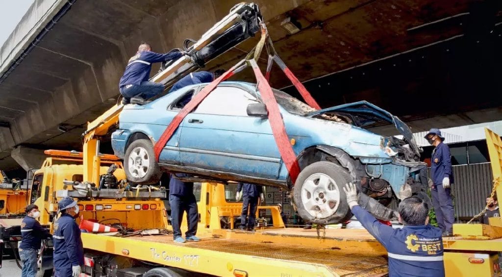 BMA haalt in Bang Rak autowrakken van de weg en looft beloningen aan de bewoners uit om aangifte te doen.