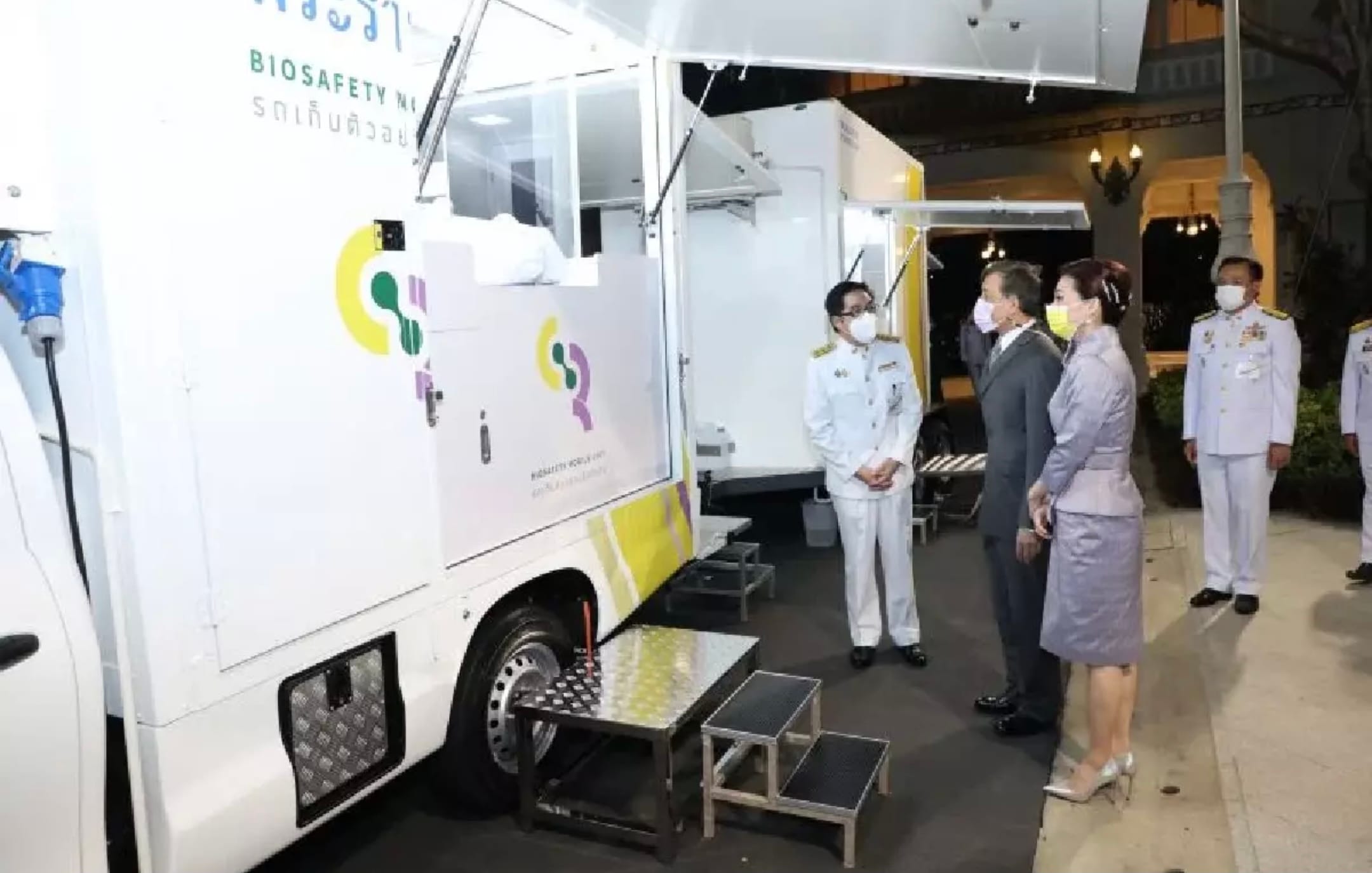 De Thaise Koning Vajiralongkorn en zijn gemalin hebben bioveiligheidsvoertuigen voor Covid-19-tests gedoneerd