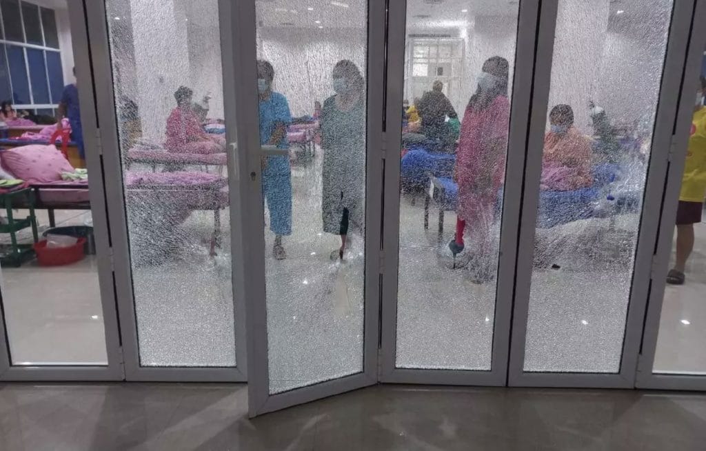 Onbekende man neemt het ziekenhuis van Pathum Thani onder vuur en schiet een 54-jarige Covid19 patiënt dood
