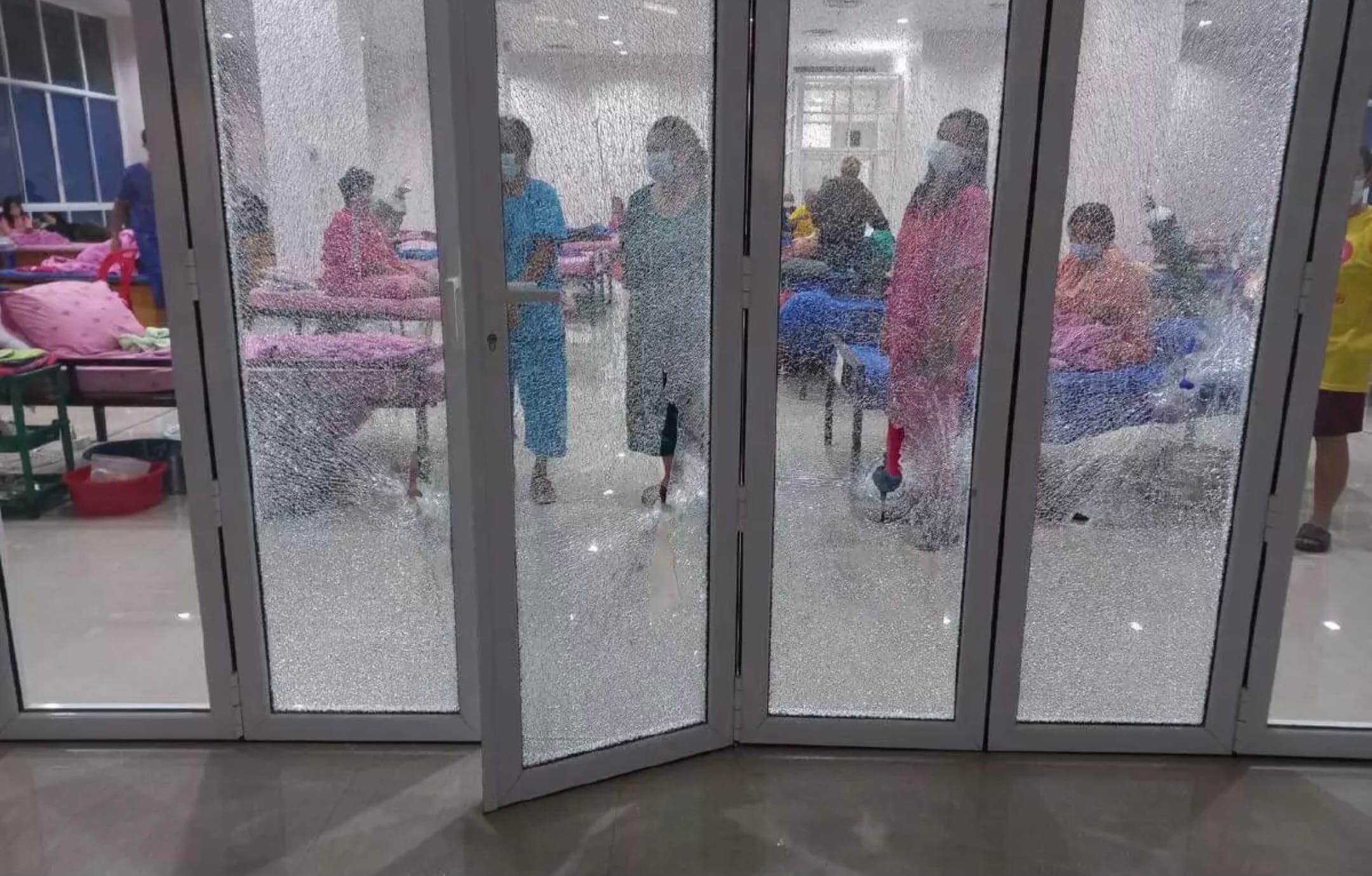 Onbekende man neemt het ziekenhuis van Pathum Thani onder vuur en schiet een 54-jarige Covid19 patiënt dood