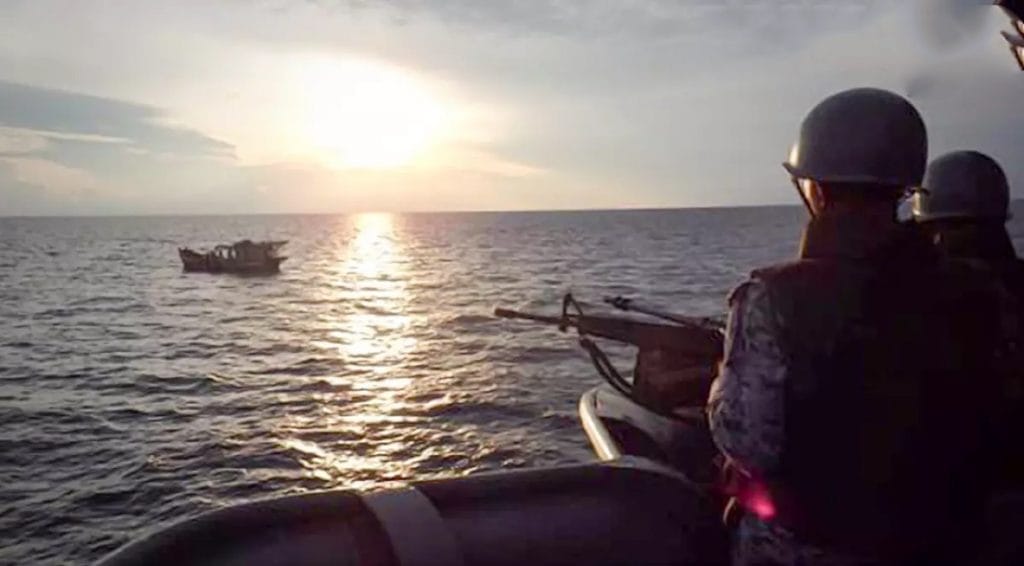 Thaise marine entert 2 Vietnamese trawlers wegens vissen in Thaise wateren