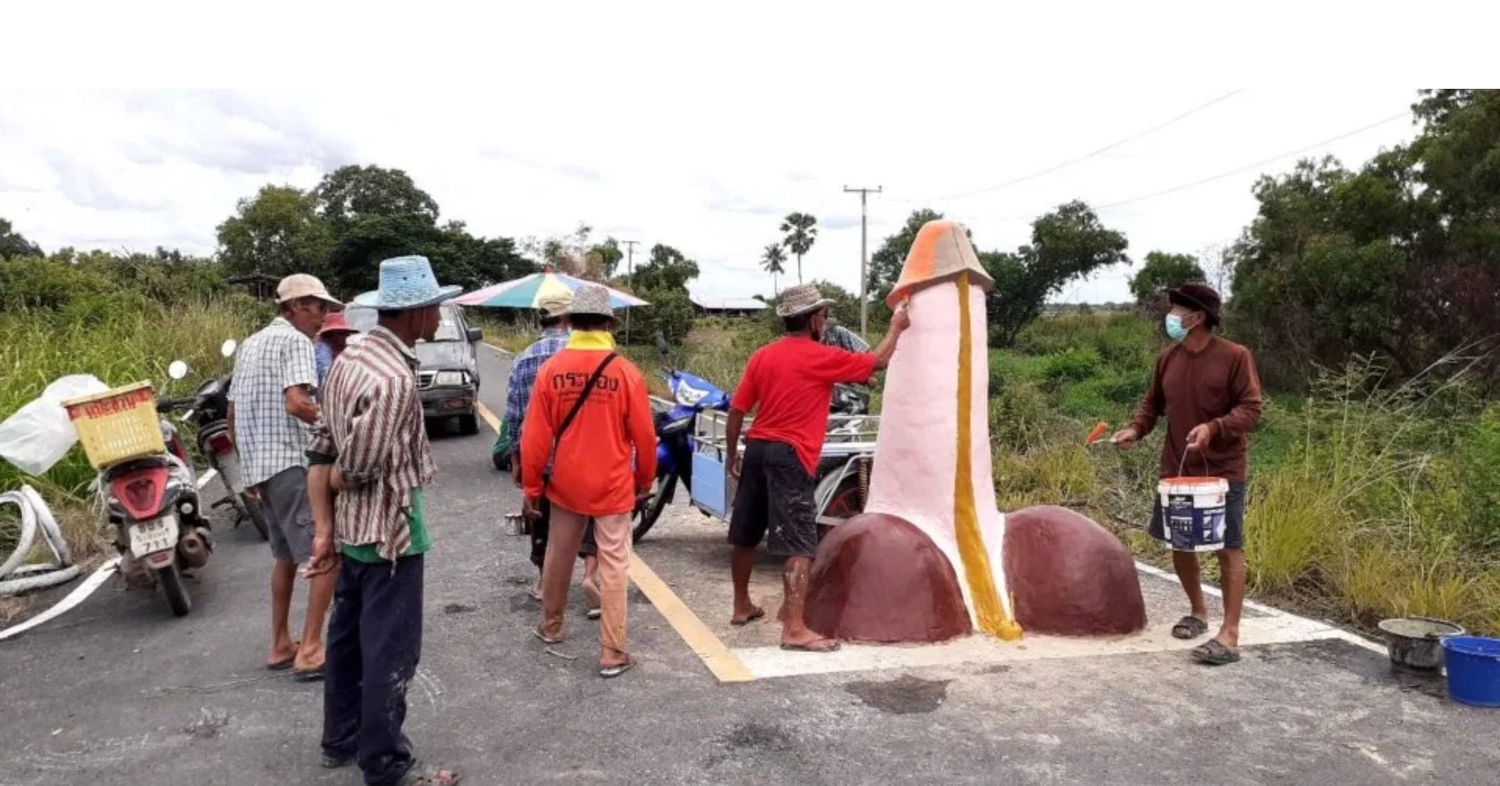 Lokale dorpsbewoners in Chachoengsao bouwen enorme fallus voor ceremonie om regen te maken
