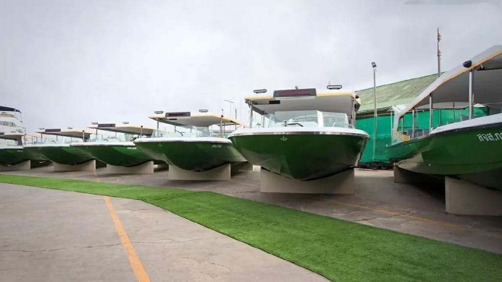 In augustus zoemen er elektrische veerboten door het Saen Saep-kanaal in Bangkok